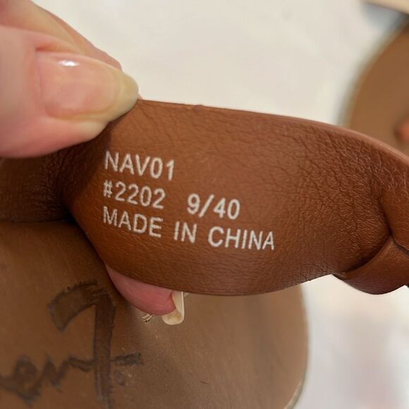 Seven7 size 9 cream and tan faux leather flip flops sandals EUC No box - Picture 4 of 13